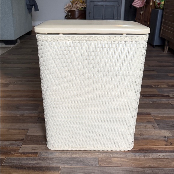 SMALL CLOTHES HAMPER BY REDMON IN CREAM/BEIGE STRAW WICKER RATTAN BASKET